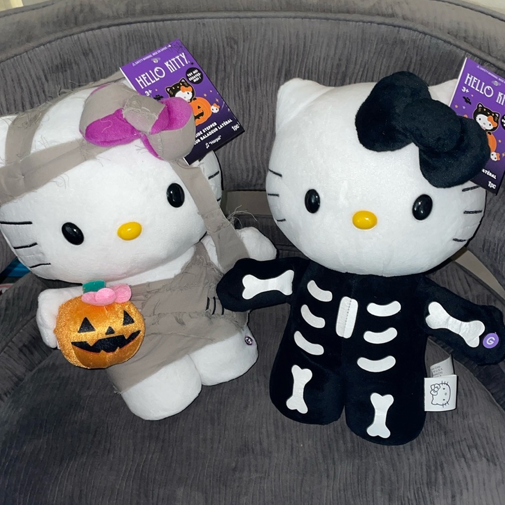 (1) Hello Kitty Halloween musical side steppers
